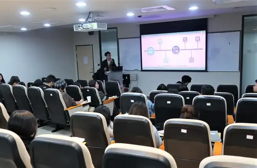世新大學 口語傳播學系 網路行銷個案分享與解析:網紅事件、社群活動、病毒行銷 授課現場